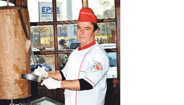 Eyp Solmaz, dnyann en byk dnerini yaparak, Guiness Rekorlar Kitabna girmi bir isim