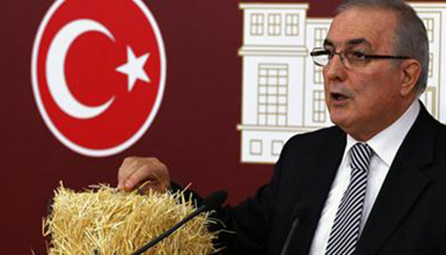 ki inek bir ton saman ediyor