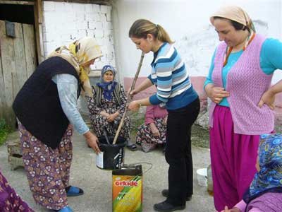 Kyl kadnlar zeytin yandan sabun retiyor