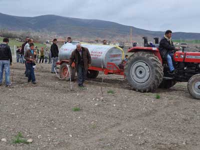Meyve reticiliine soyunan kyller 400 bin fidan sulamak iin destek bekliyor