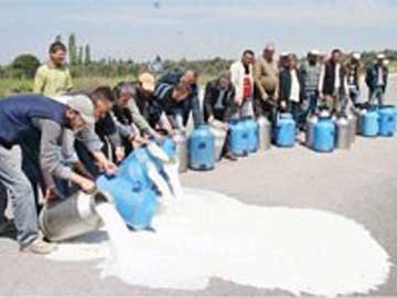 Yem fiyatn protesto iin st yola dktler