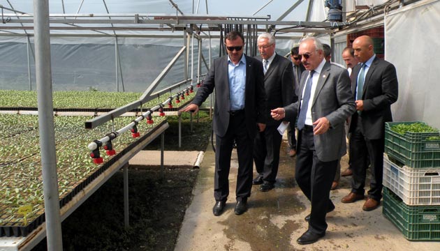 Vali Yenign, Ermina Turu Fabrikasnda ncelemede Bulundu