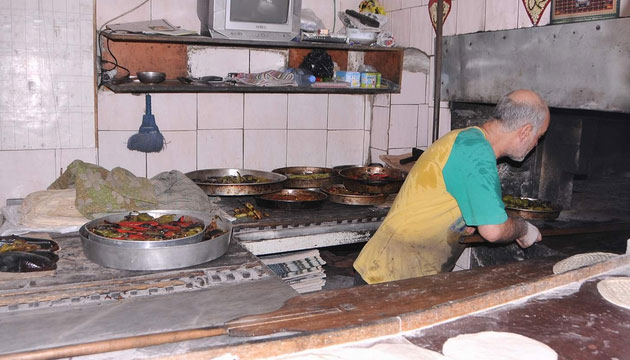 Urfal Frnclarn Tepsi Kebab Younluu