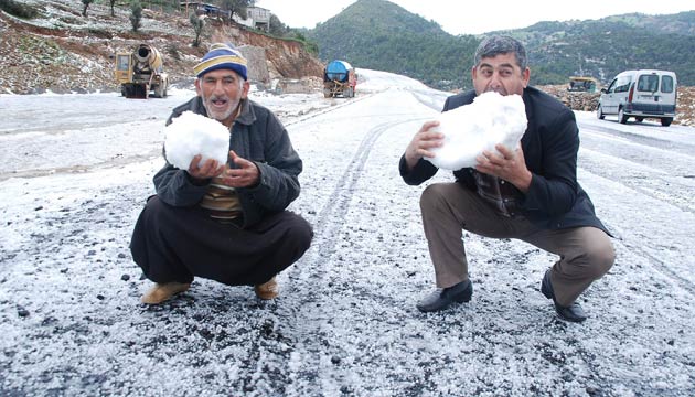Kar gren kyller sevinlerinden ne yapacan bilemedi 