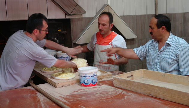 Yakutiye Beledisi zabta ekipleri frnlarda pide denetimi yapt