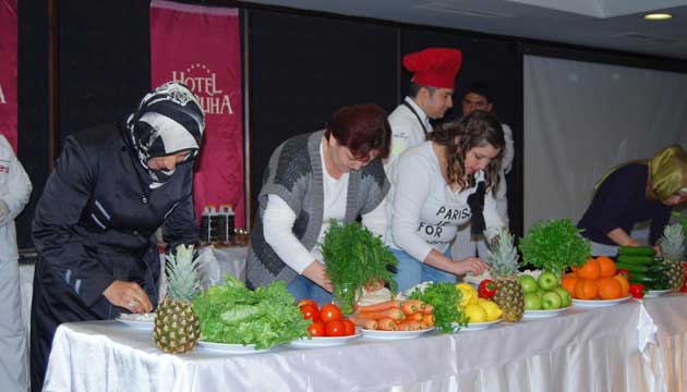 anlurfal bayanlar yemekte yart