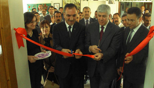 Tarm ve insan konulu resimler sergileniyor