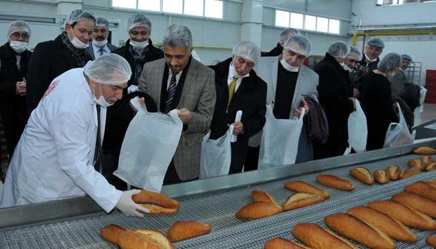 Halk ekmek fabrikasn gezen meclis yeleri ekmek kuyruuna girdi